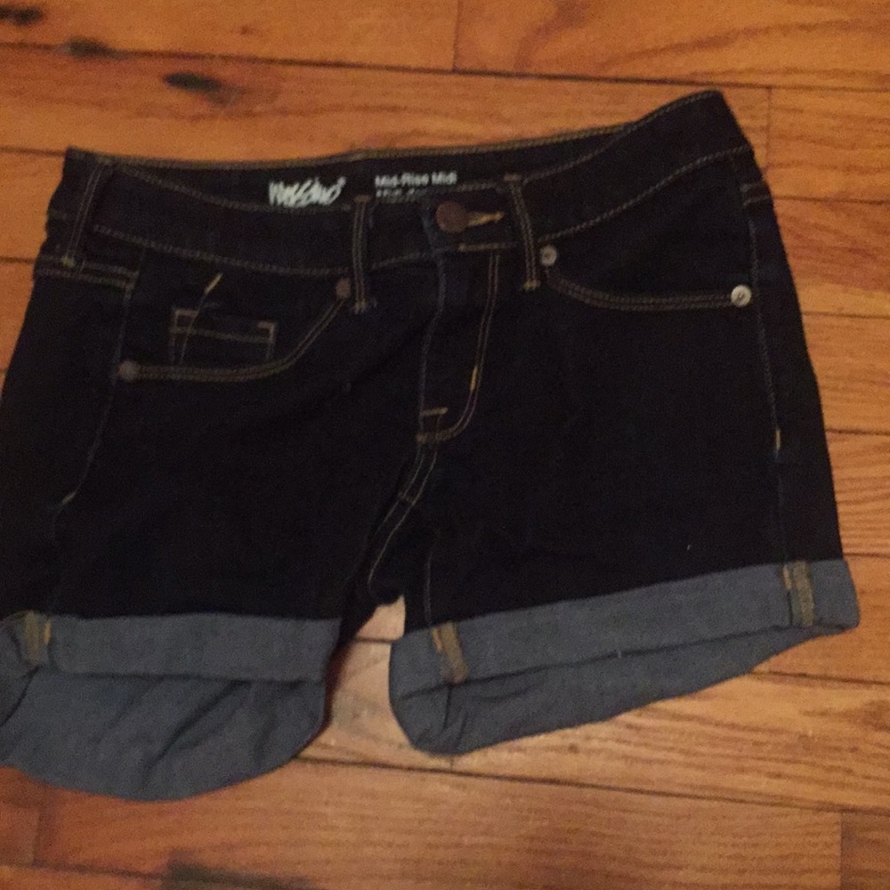 Mid-rise Jean shorts